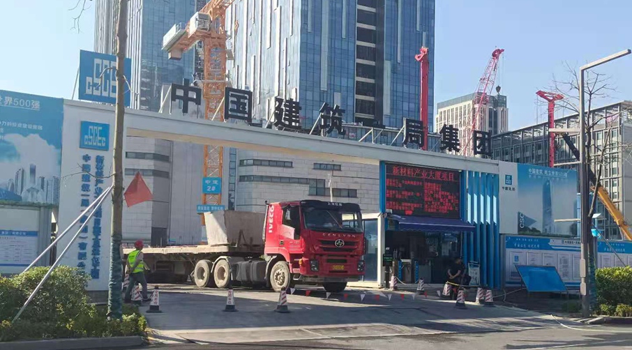 围挡厂家、建筑施工围挡围深圳新(xīn)材料产业大厦项目提供安全保障