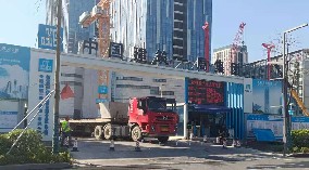 围挡厂家、建筑施工围挡围深圳新(xīn)材料产业大厦项目提供安全保障